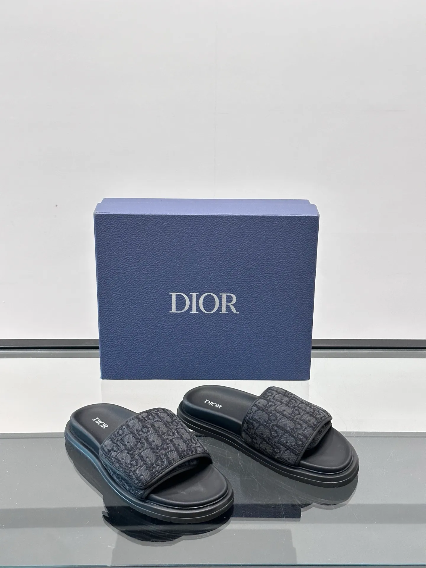 Factory price: 280💰𝐂𝐡𝐫𝐢𝐬𝐭𝐢𝐚𝐧 𝐃𝐢𝐨𝐫 Dior's latest popular sandals, classic upgraded Velcro sandals, original replicas, super durable and versatile, very comfortable on the feet, slimming and white, original cowhide leather upper, sheepskin lining Original d hardware buckle Original molded T men's shoes 💰U outsole Size: 38-44 (.45.46 customized)